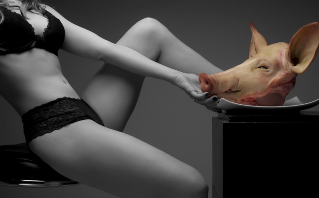 Anne Laure et le porc.jpg
